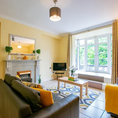 Spacious 4-bed Group Retreat アパート
