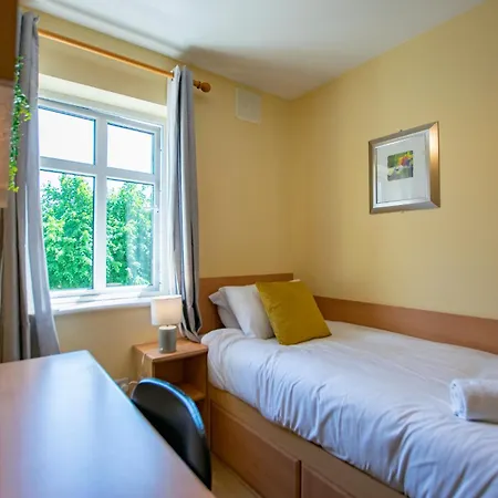 Spacious 4-bed Group Retreat アパート