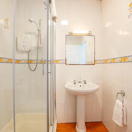 Spacious 4-bed Group Retreat アパート